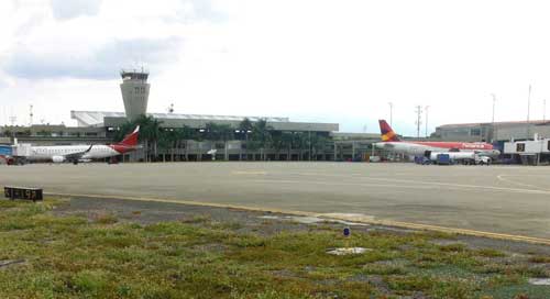 Vista exterior del Aeropuerto Internacional Alfonso Bonilla Aragn de Cali (Colombia) y su campo de vuelo