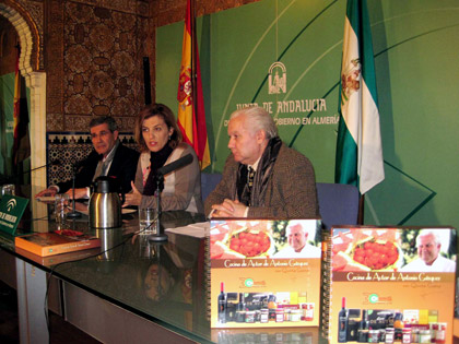 La Delegada del Gobierno de la Junta, Sonia Ferrer, junto a Pedro Caparrs (izq.) y Antonio Gzquez (dcha.) durante la rueda de prensa...