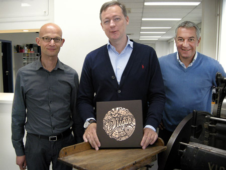 Erwin Heeren, Tom Du Caju y Koen Penne de Du Caju Printing & Packaging muestran con orgullo The Origin Box. Iggesund