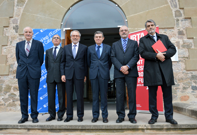 Los representantes del Colegio de Economistas, de Economistas Ban y el director general del IRTA, Josep Monfort, en el exterior de Torre Marimon...