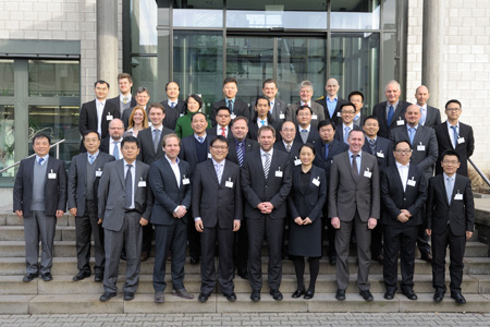 Asistentes al congreso frente a la sede del Fraunhofer Institut for Laser Technology en Aachen, Alemania