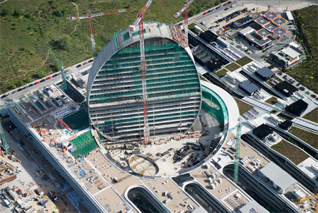 La Ciudad del BBVA, situada en Las Tablas (Madrid), es un complejo formado por una torre de 19 plantas, La Vela, y 7 edificios horizontales...