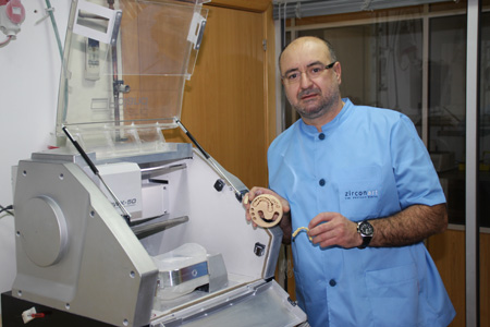 Rafael Jan, gerente y director tcnico en Zirconart, laboratorio de prtesis dental, junto a la a fresadora dental Roland DWX-50...