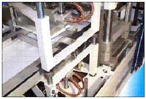 Fig 3 - Fabricaci de safates de men en una mquina d'emmotllament per buit RV 53b...