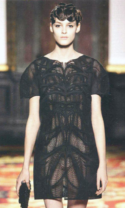Una mujer modelo luce un vestido esponjoso de poliuretano, con impresin 3D, realizado por Marcus Rechberger