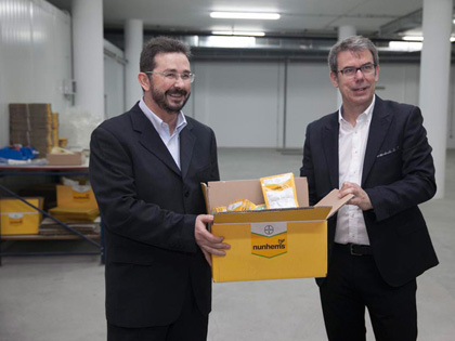 Francisco Solera, director Comercial, y Francisco Gonzalez, director general Iberia, durante la visita guiada a las instalaciones...