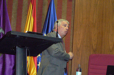 Csar Sagaseta, Dr. ICCyP y Catedrtico de Ingeniera del Terreno de la Universidad de Cantabria, durante su intervencin...