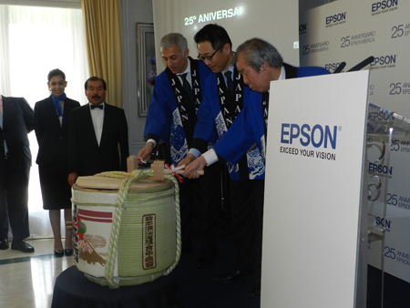 La tradicional ceremonia Kagamiwari de apertura de un barril de sake para celebrar el 25 aniversario de Epson