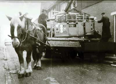 La primera inyectora Engel adquirida en 1958 fue transportada en carro tirado por un caballo