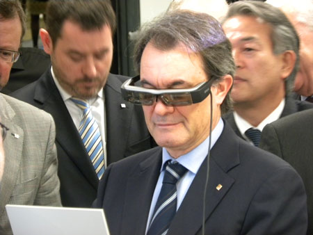 Artur Mas, con las nuevas smart glasses Moverio
