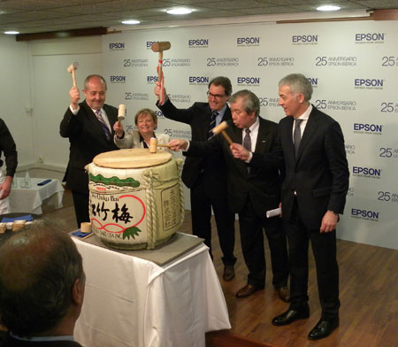 El acto concluy con la apertura de un barril de sake. De izquierda a derecha, Felip Puig, Carme Carmona, Artur Mas, Hiromi Taba y Ernest Quingles...