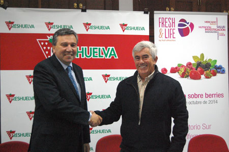 Javier Blanco, director del Instituto de Estudios Cajasol, y Alberto Garrocho, presidente de Freshuelva