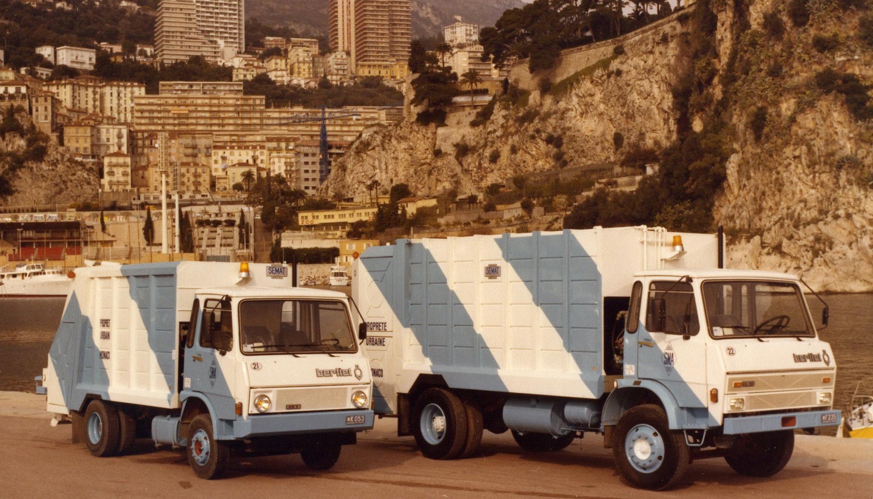 Foto correspondiente al ao 1985. Dos de los camiones empleados por SMA en la recogida de basuras en el Principado