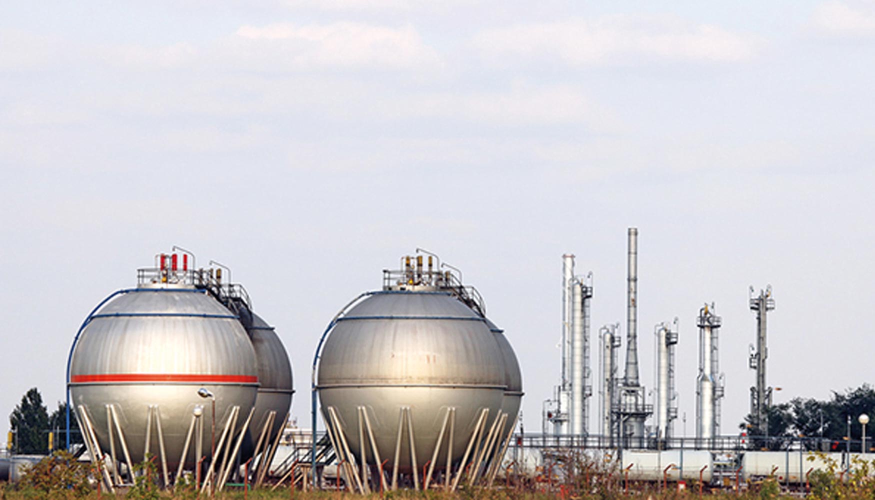 Tanque de forma esfrica en planta petroqumica