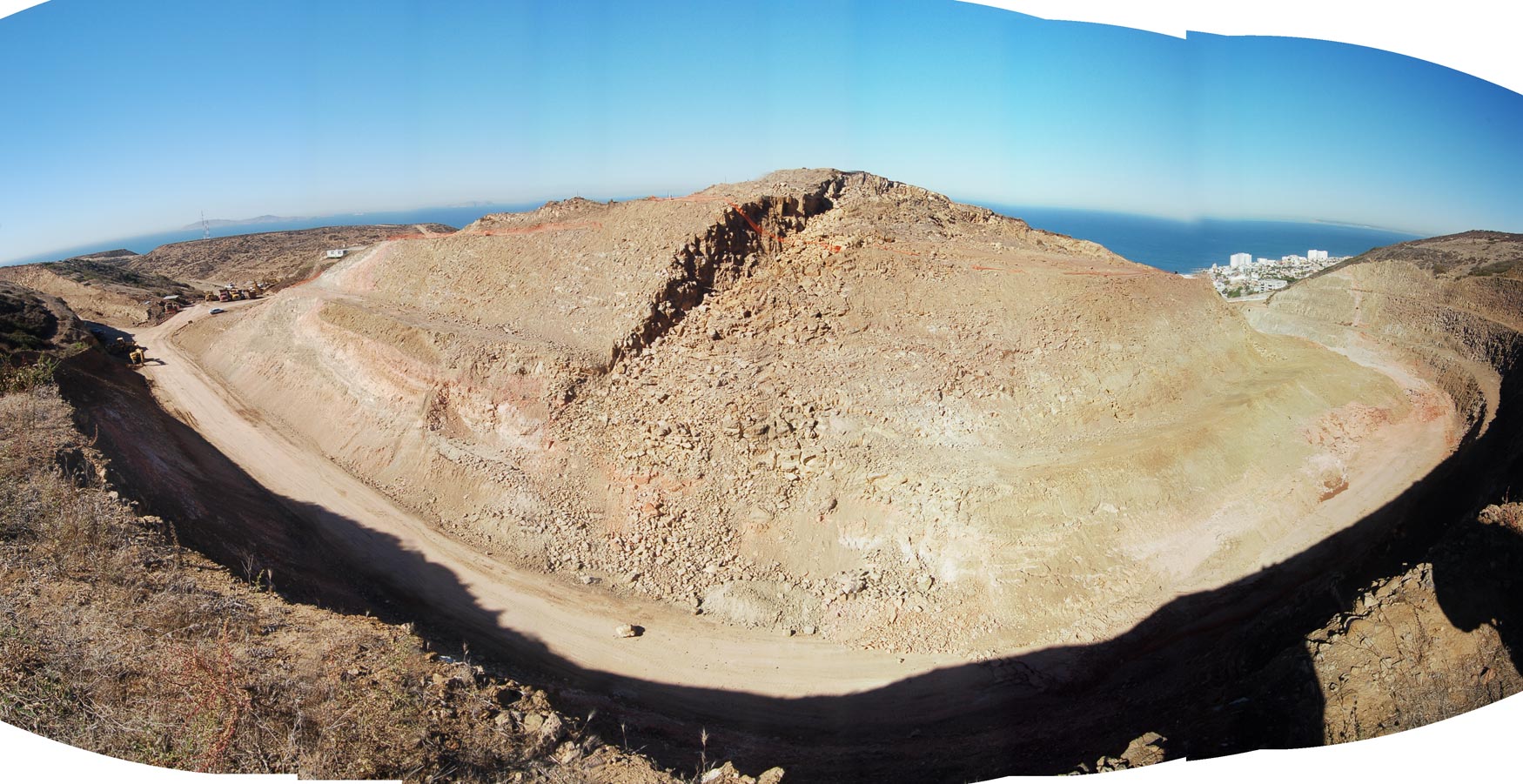 Imagen panormica de la obra con el talud izquierdo al frente, posterior al deslizamiento