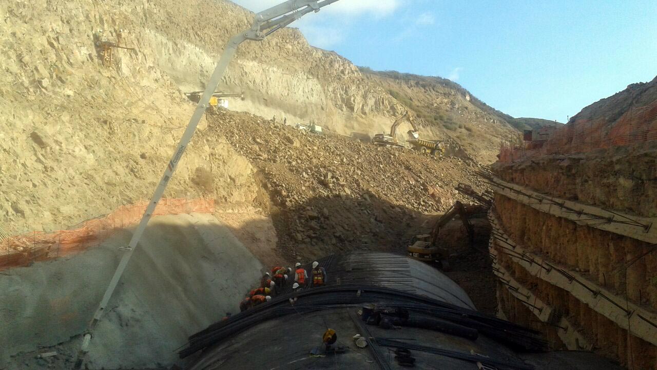 Imagen con muro pantalla del talud izquierdo segn avance de cadenamientos y tratamiento de soil nailing en talud derecho...