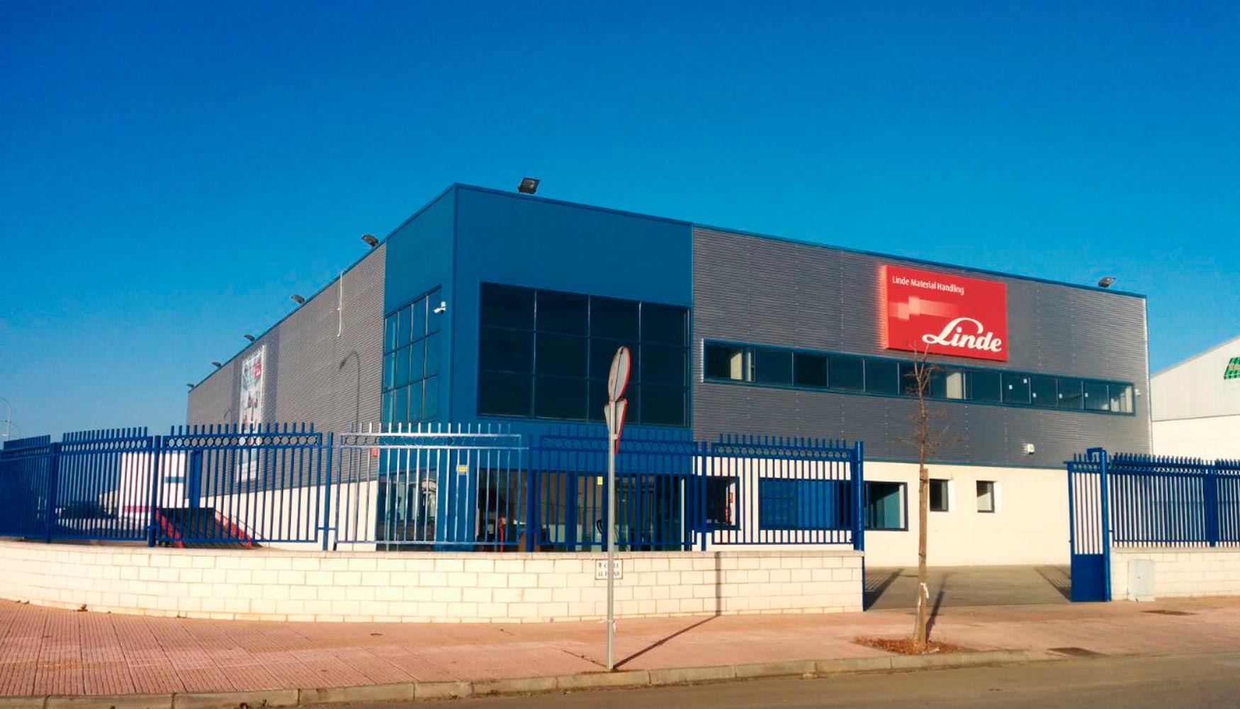 Fachada de las nuevas instalaciones de Linde en Extremadura