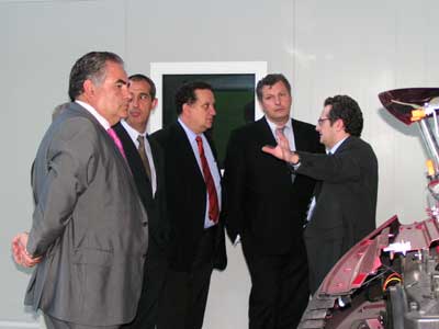 Jos Manuel Silva (tercero por la derecha) quien recibe explicaciones de Luis Moreno, Director de CTAG (primero por la derecha)...