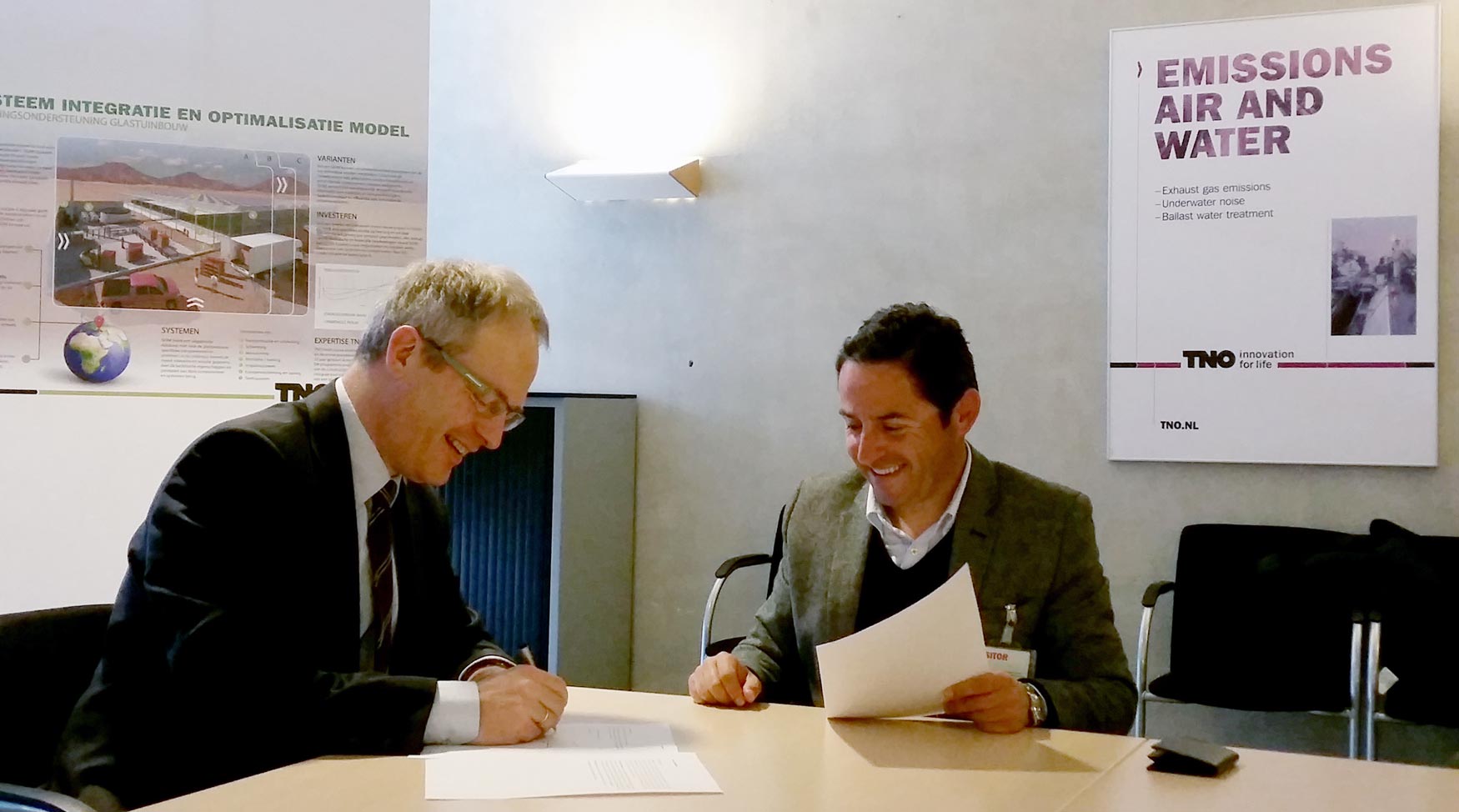 Durante firma del convenio entre Peter Paul vant Veen, director de Construcciones e Infraestructuras de TNO, y Emilio Martnez...