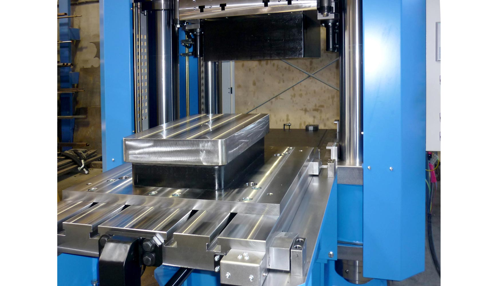 La prensa MV-600E dispone de una mesa superior con amarre hidrulico para las matrices