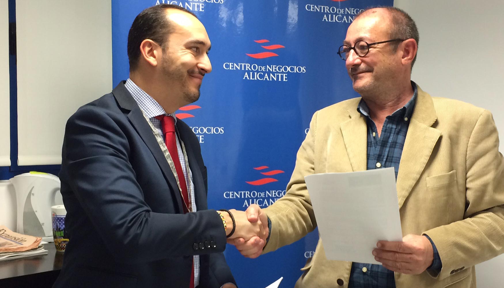 Pepe Soto, presidente de la APA, y Juan Ramn Flores, director de CNA, han firmado el convenio de colaboracin