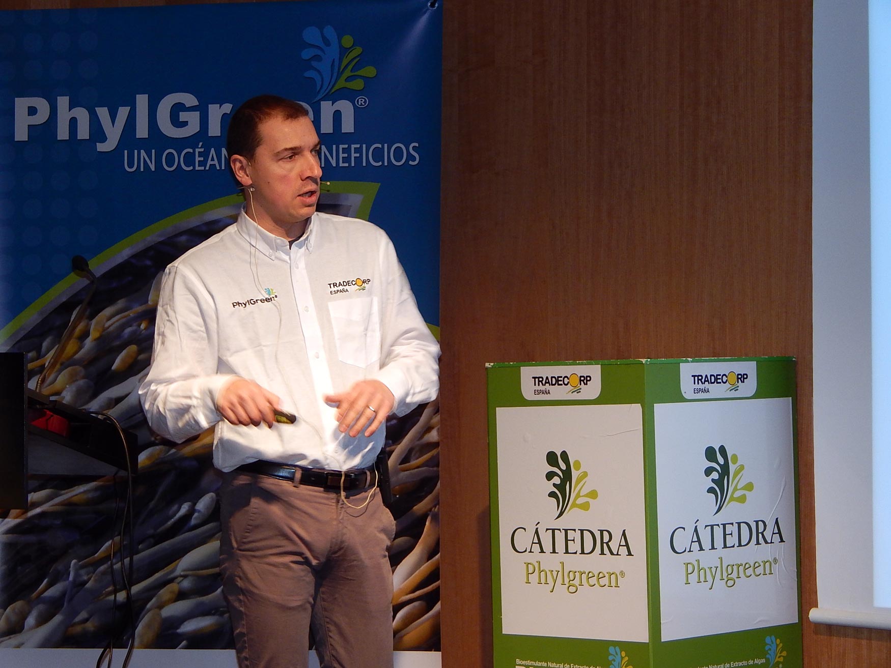 Franck Hennequart, jefe de producto de la empresa OGT, durante su extensa intervencin en la Finca Prats de Lleida...