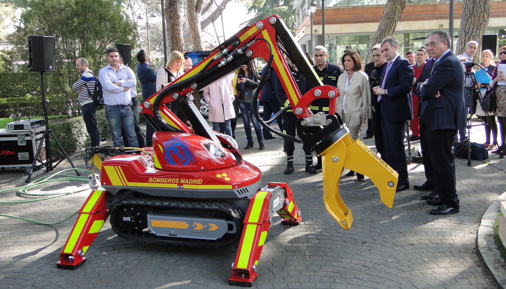 Ana Botella, alcaldesa de Madrid, asiste a la presentacin del nuevo robot Brokk