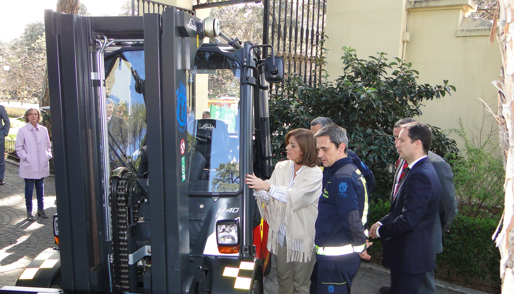 La alcaldesa de Madrid, Ana Botella, observando la carretilla de Linde
