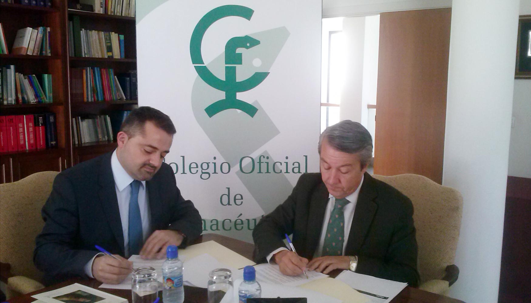 Firma del convenio: presidente del COP, Prxedes Cruz y presidente de Sefac Andaluca, Sebastin Martnez