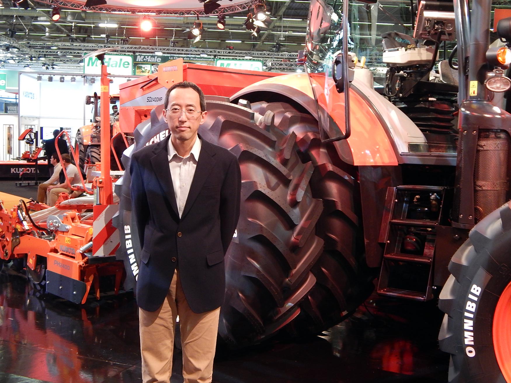 Hiroshi Shimada posando en SIMA junto al nuevo M7001
