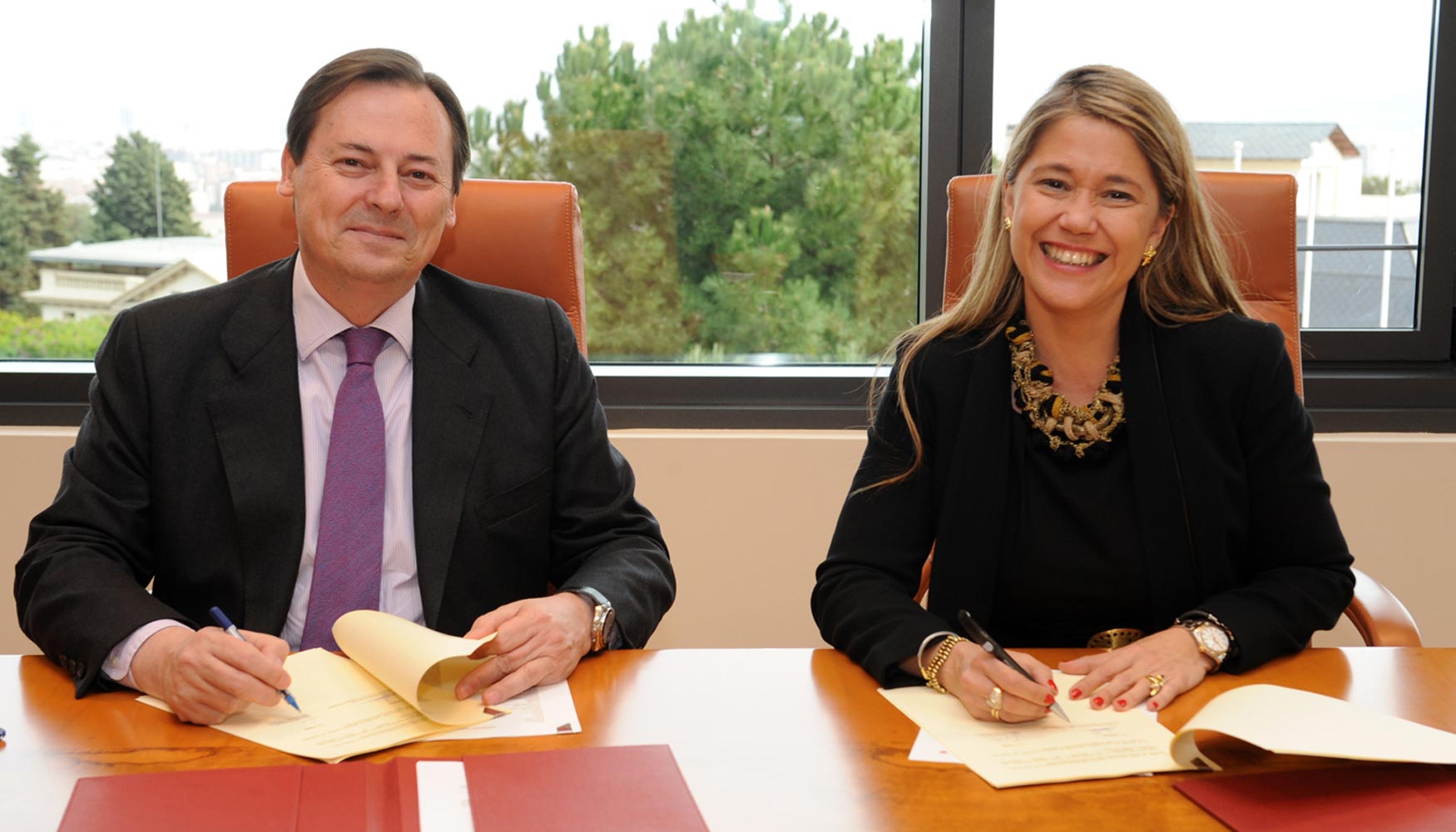 Jaime Alonso Stuyck y Paloma Beamonte, en la firma del acuerdo