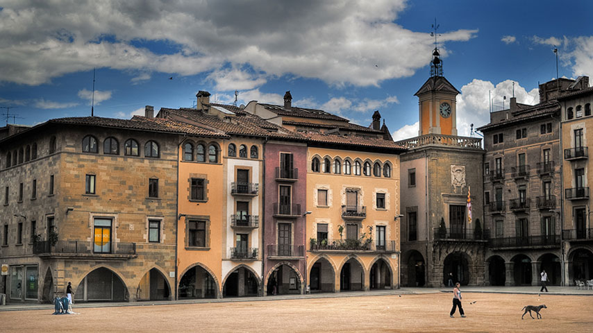 A medio camino entre el mar y los Pirineos y a slo setenta kilmetros de Barcelona, la ciudad de Vic cuenta con una larga historia...