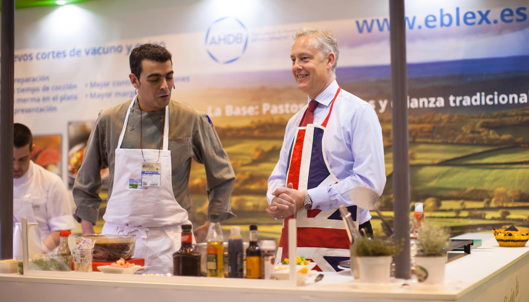 El embajador britnico en Espaa, Simon Manley, cocinando en el stand
