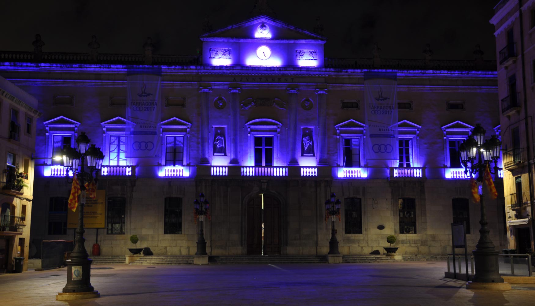 La fachada del Ayuntamiento de Tarragona iluminada con leds