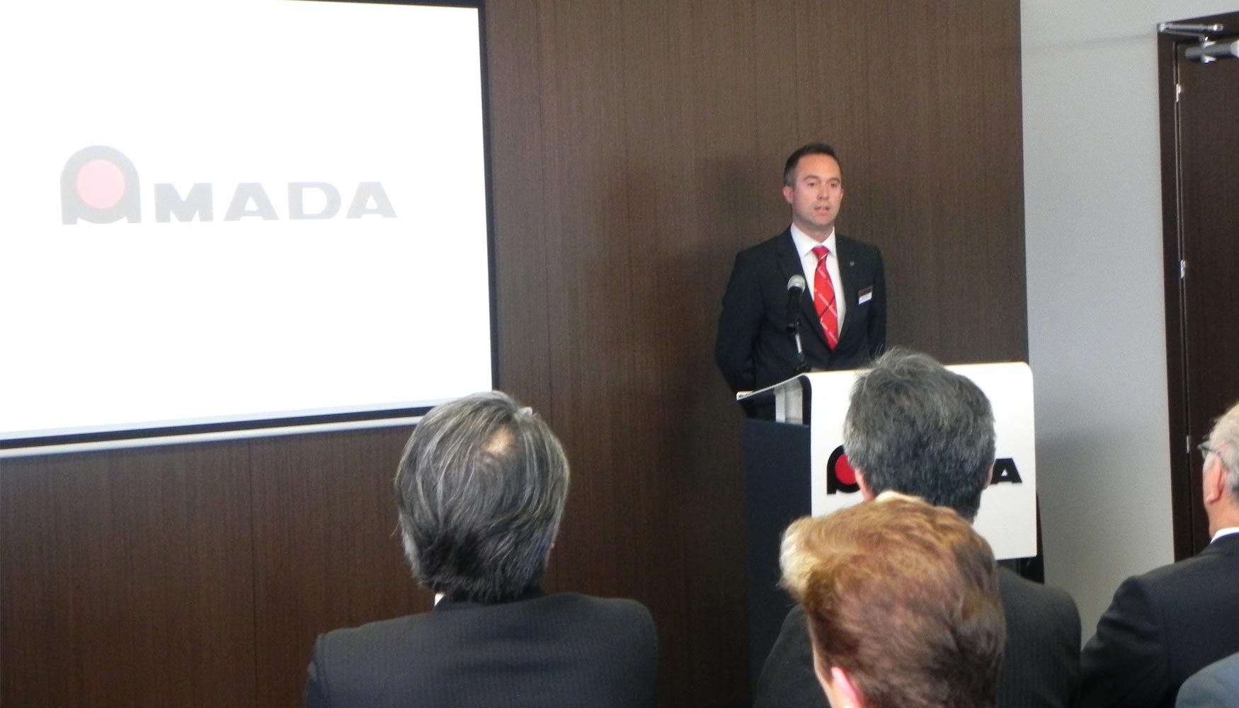 Paul Mansfield, director general de Amada Technical Center en Espaa, durante su intervencin ante el CEO de la empresa...