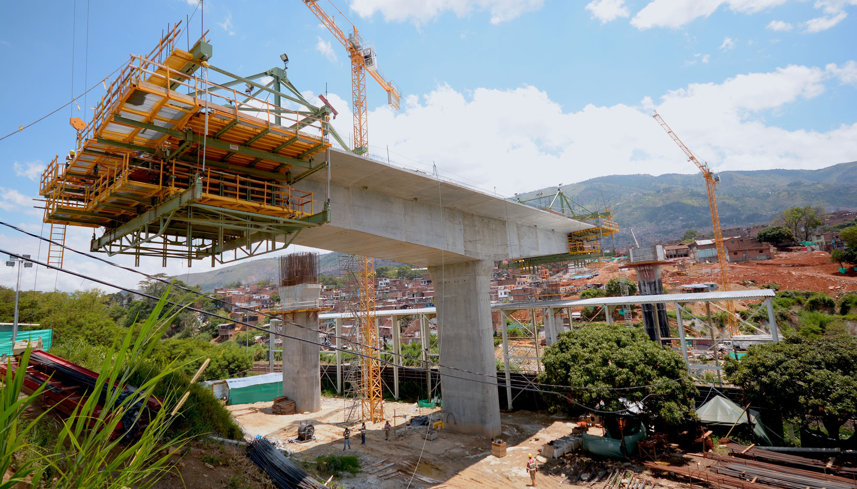 Construccin del Puente Madre Laura en Medelln (Colombia)
