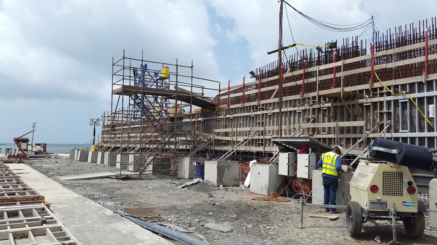 Construccin del Puente del Atlntico, en Panam