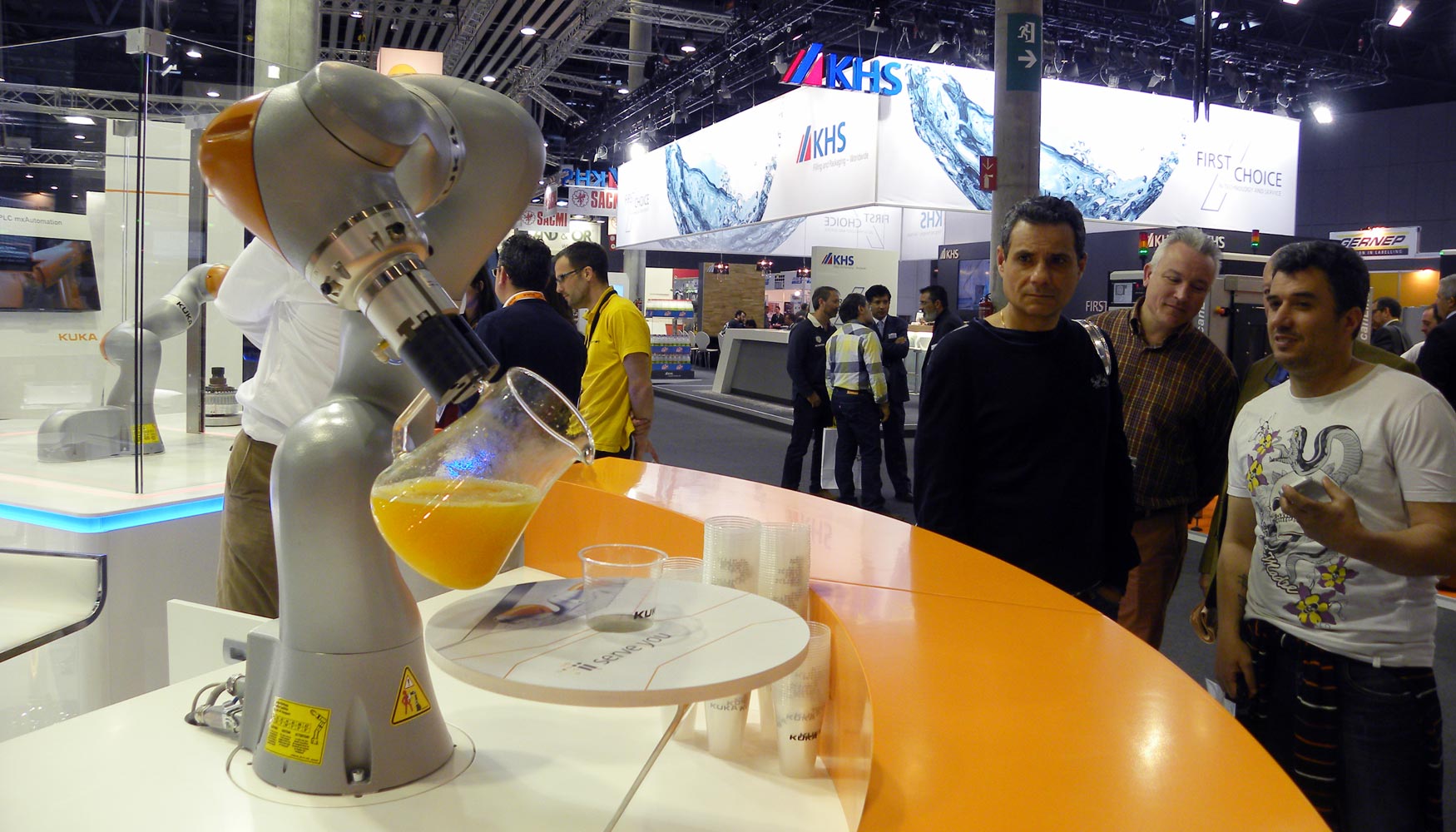 Un robot sensitivo serva zumos a los sorprendidos visitantes