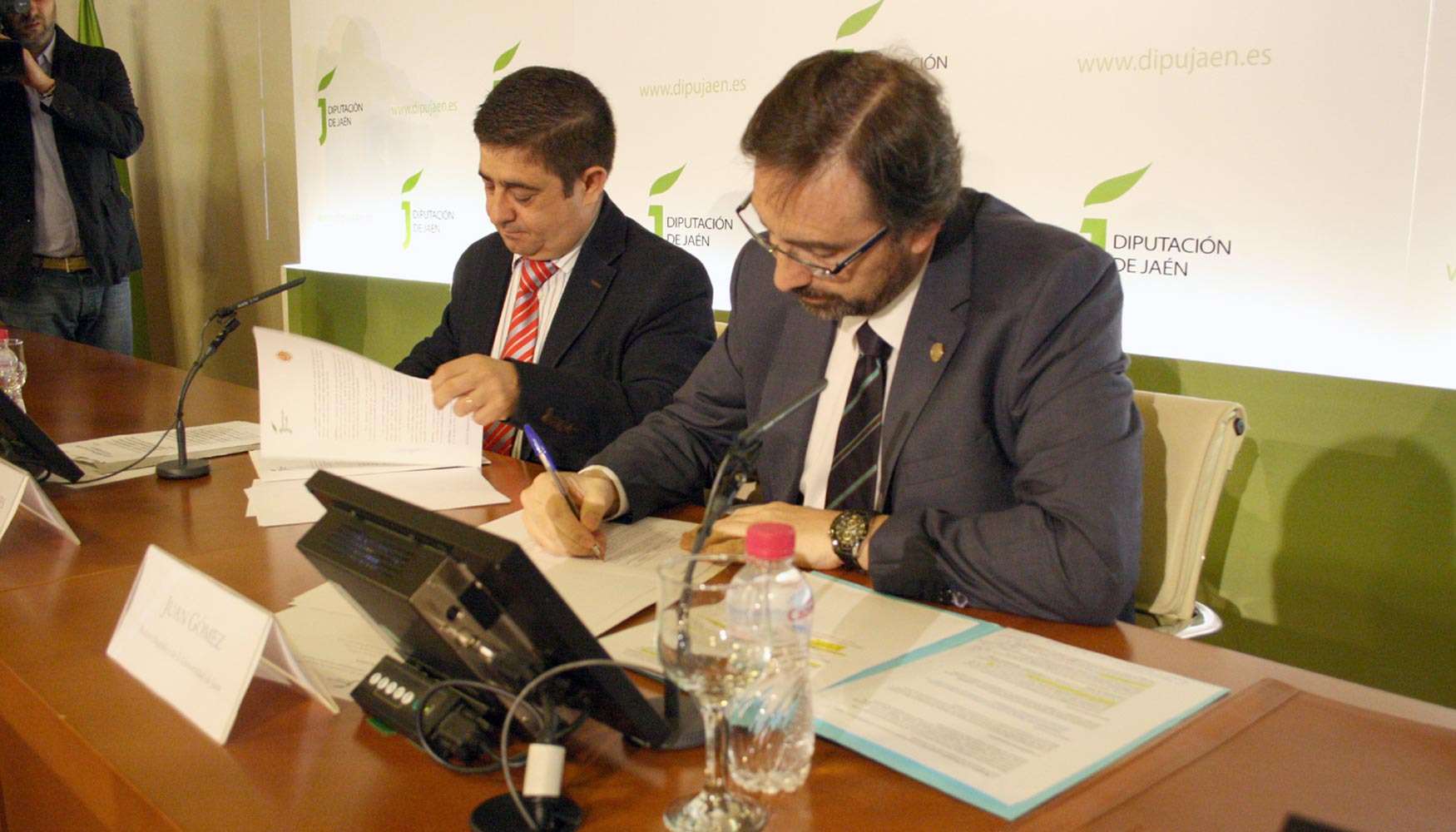 El rector de la UJA y el presidente de la Diputacin, Francisco Reyes, durante la firma del convenio