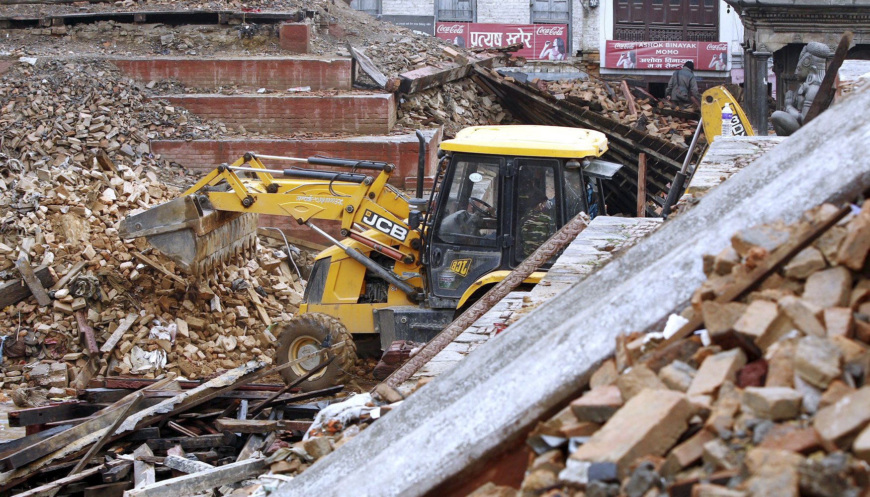 Imagen de una excavadora JCB trabajando el pasado 28 de abril en Kathmandu Nepal en el rea afectada por el terremoto