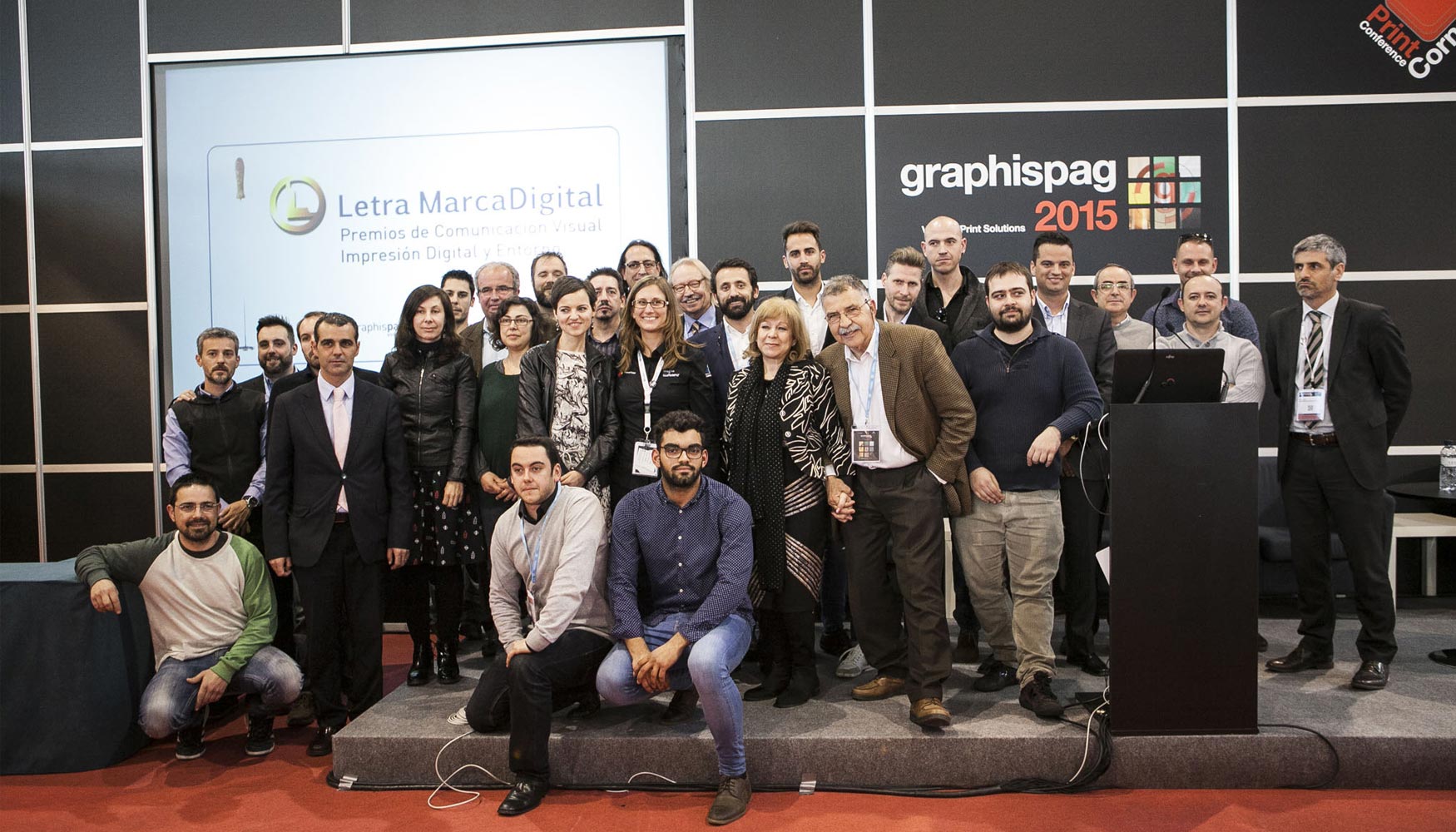 Foto de familia de los galardonados de los Premios Letra_Marca Digital 2014, en Graphispag 2015