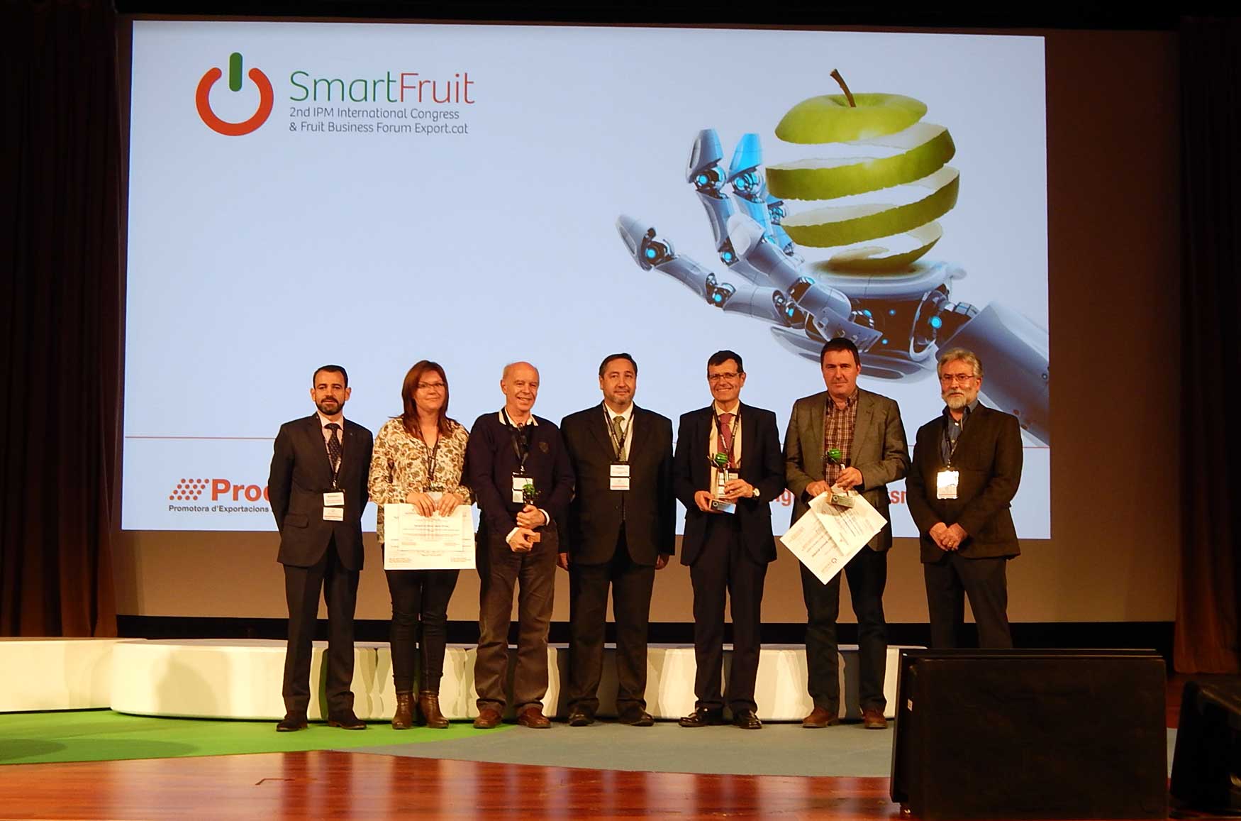 Fotografa de todos los premiados junto al consejero de Agricultura, Josep Maria Pelegr (en el centro)