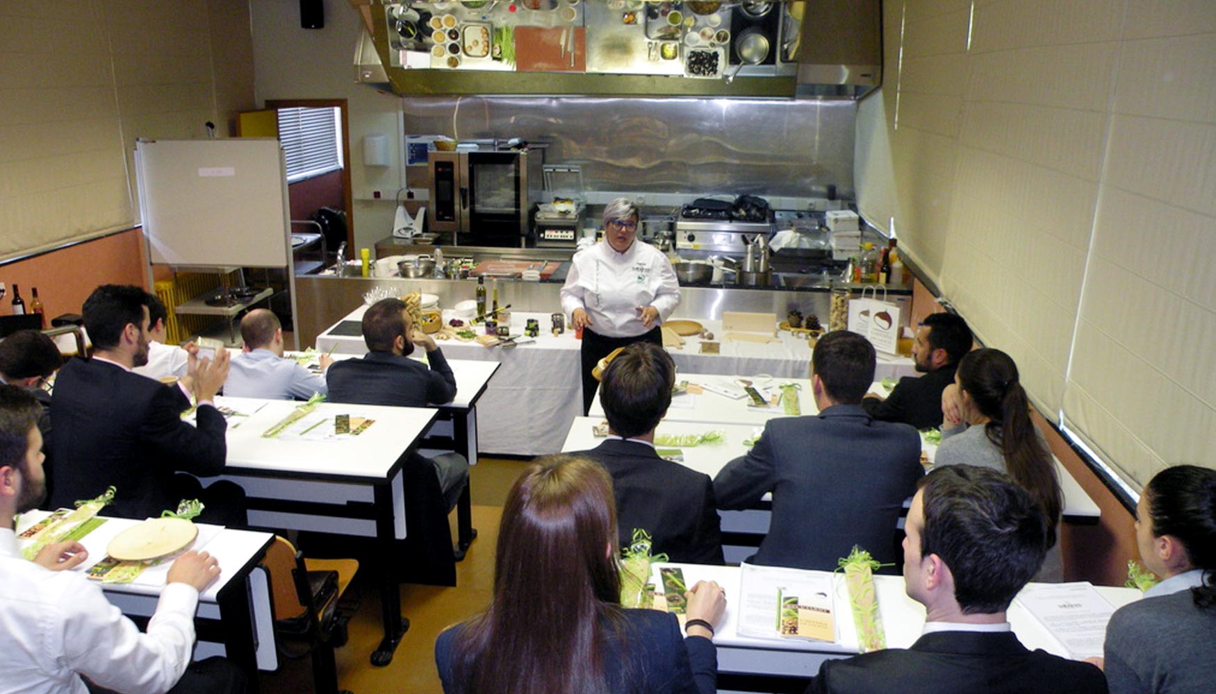 La chef Charo Val imparti una Master Class dirigida a los alumnos del Centro Superior de Hostelera