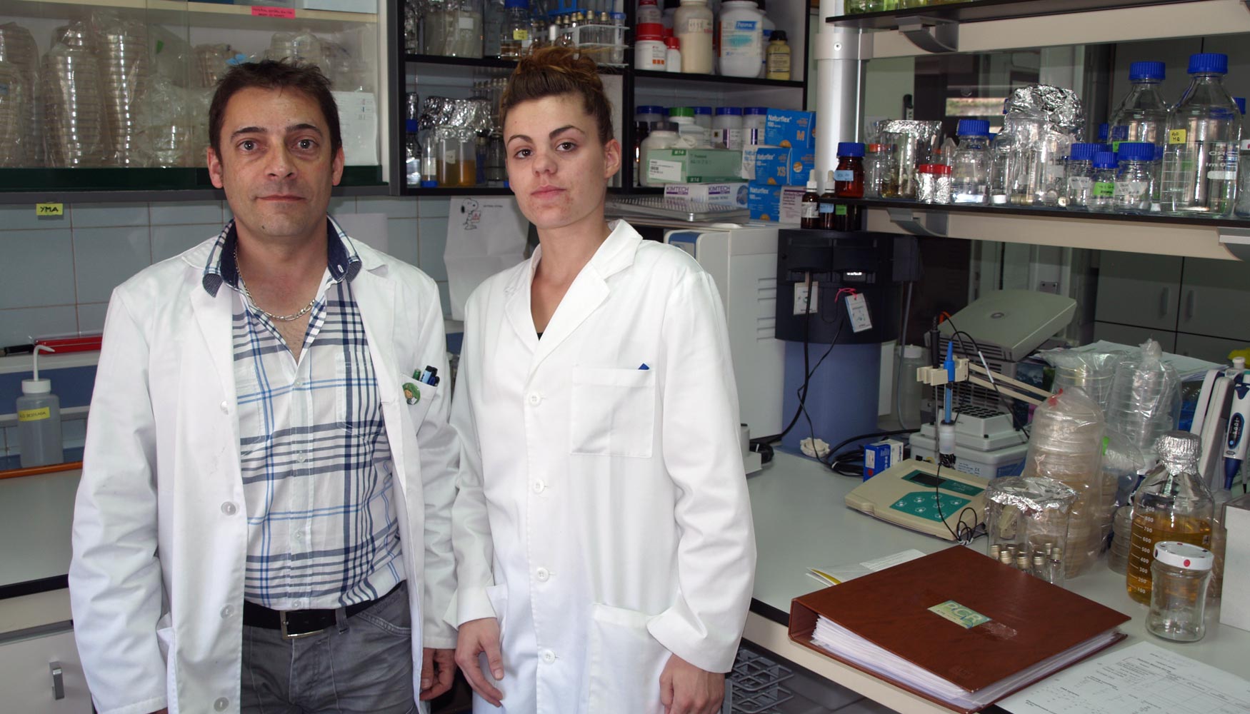 lvaro Peix y una investigadora de su equipo en un laboratorio del Irnasa