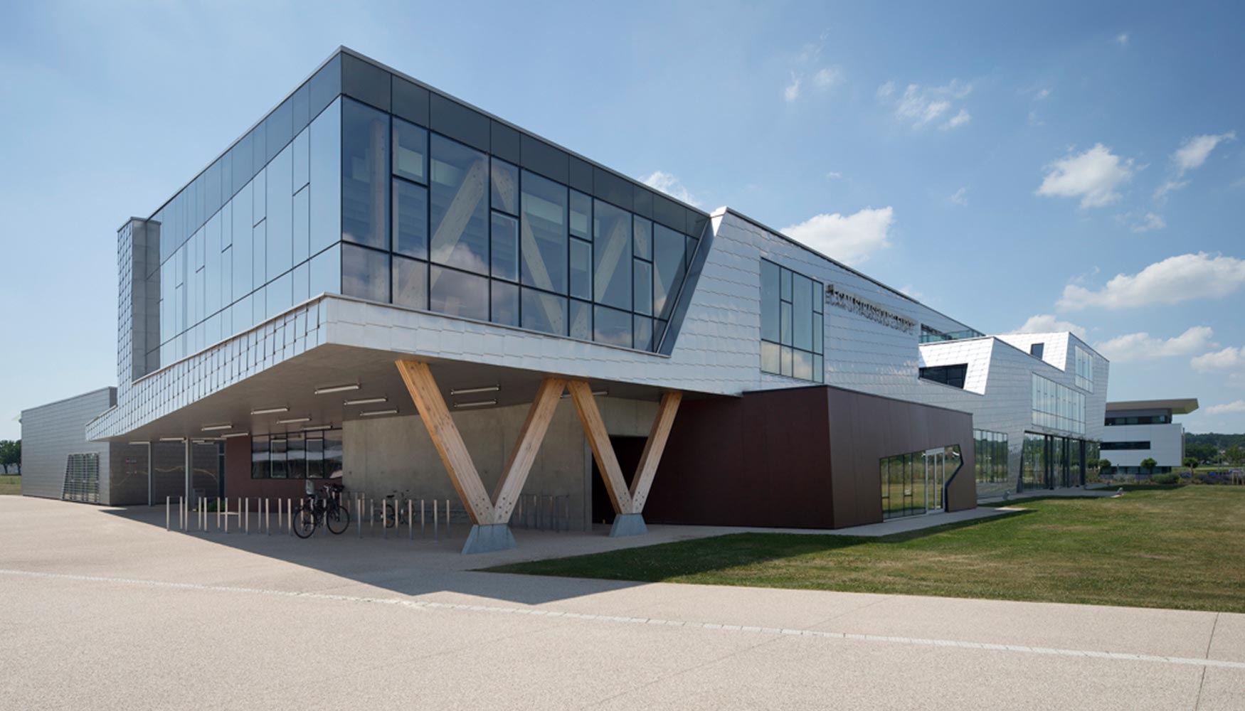 Escuela de Fuenteingeniera ECAM, proyectada por Pierre Valentin de ARX Architecture. Fuente: Xavier Boymond para Kawneer...