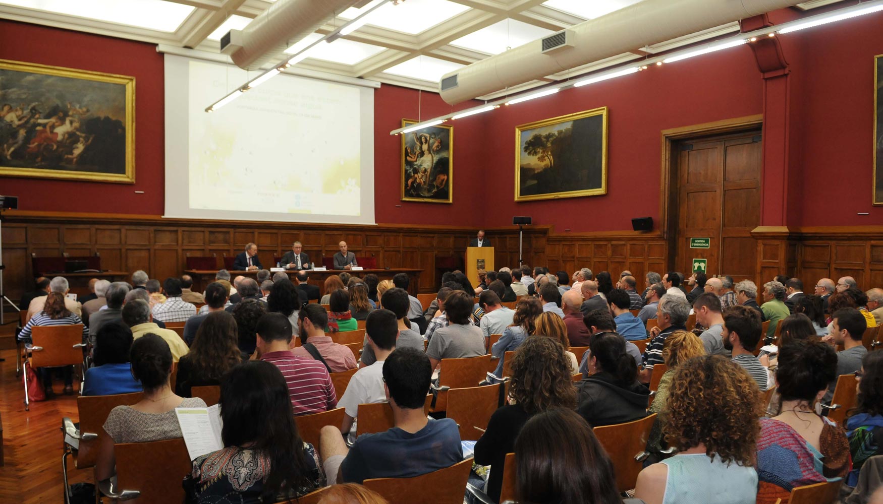 El Aula Magna de la Universitat de Barcelona se llen de asistentes