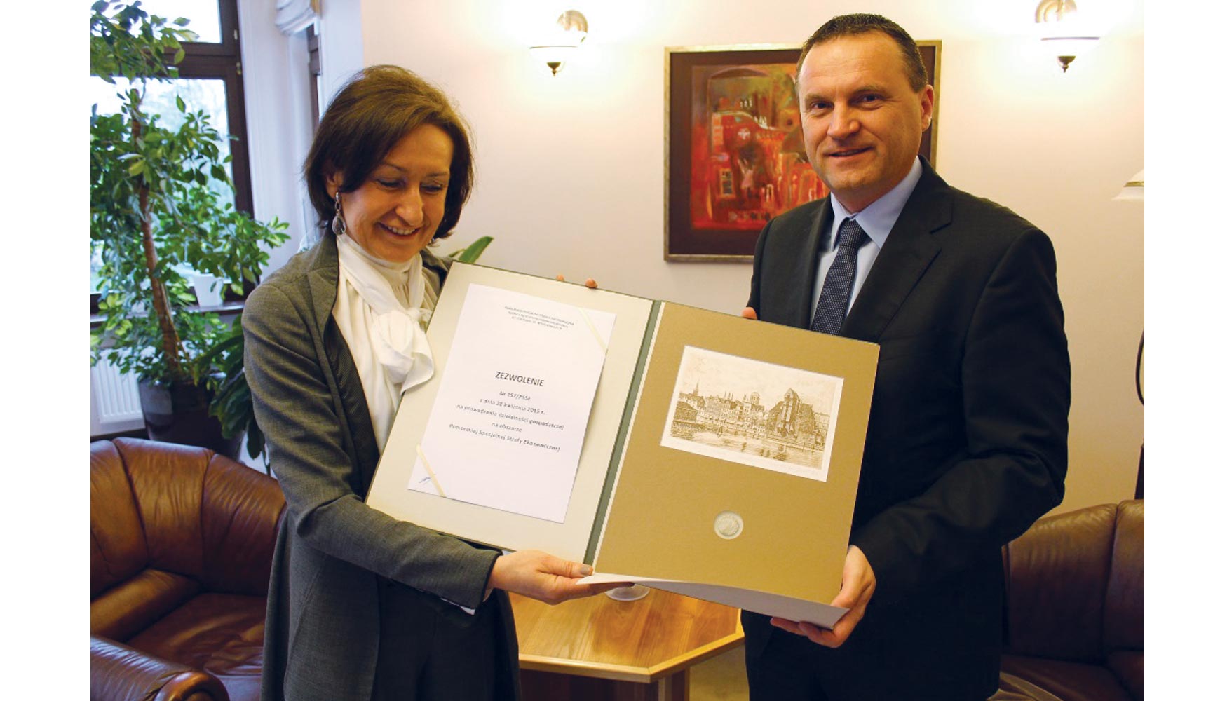 Teresa Kamińska, president Management Board Pomeranian Special Economic Zone y Witold Majgier, jefe de la planta de SP Group Polonia...