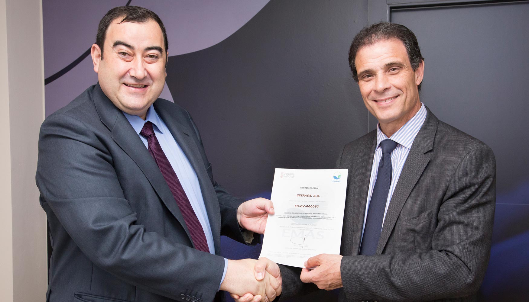 El director general de Calidad Ambiental, Vicente Tejedo, entrega el certificado EMAS al CEO de Seipasa, Pedro Luis Peleato...