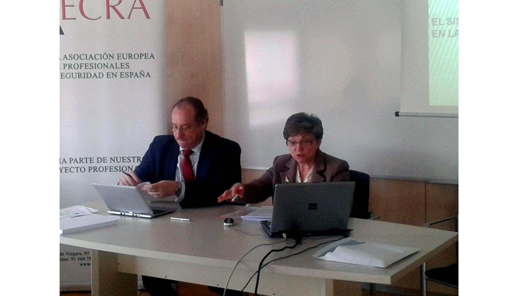 Carmen Martn Villa, secretaria general del Instituto Regional de Arbitraje de Consumo, e Ignacio Carrasco Sayalero, secretario general de Aecra...