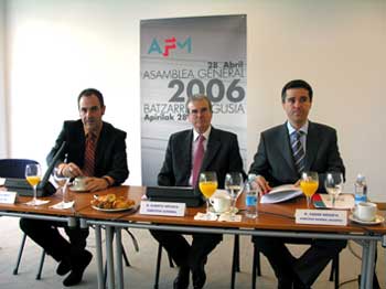 Alberto Ortueta (centro), Director General de AFM, anunci su jubilacin en abril. Koldo Arandia (a la izda...